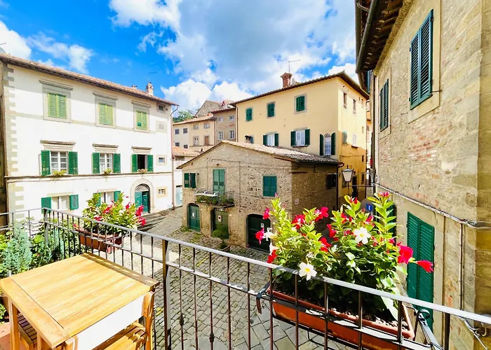 Balcone Fiorito, Nel Cuore Del Centro Storico Di * كورتونا