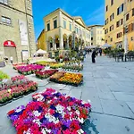 Balcone Fiorito, Nel Cuore Del Centro Storico Di 아파트 코르토나