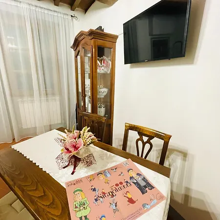 Balcone Fiorito, Nel Cuore Del Centro Storico Di كورتونا