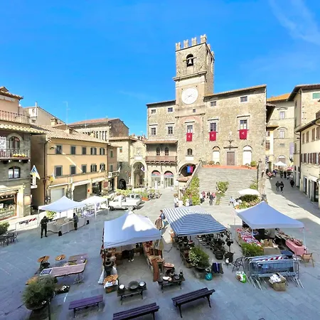 Balcone Fiorito, Nel Cuore Del Centro Storico Di كورتونا