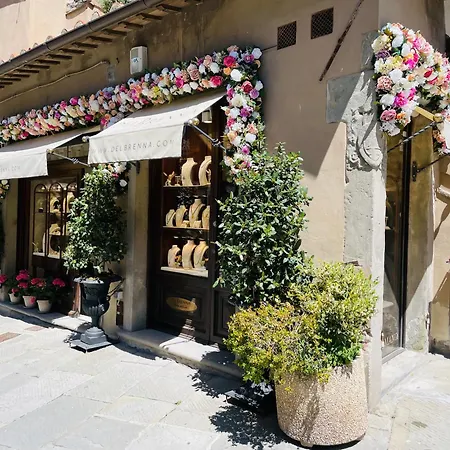 Balcone Fiorito, Nel Cuore Del Centro Storico Di * Cortona