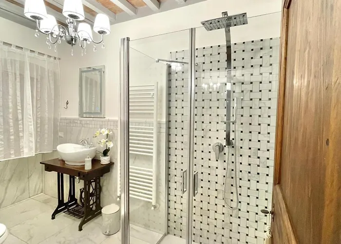 Balcone Fiorito, Nel Cuore Del Centro Storico Di 아파트 *